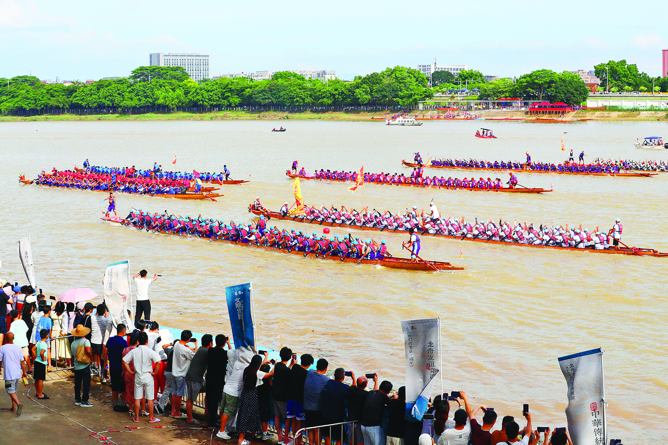     6月20日，“百舸争流东江水·同舟共济园洲情”龙舟友谊竞渡展演在博罗县园洲镇下南码头东江河段举行。 惠州日报记者钟畅新 摄