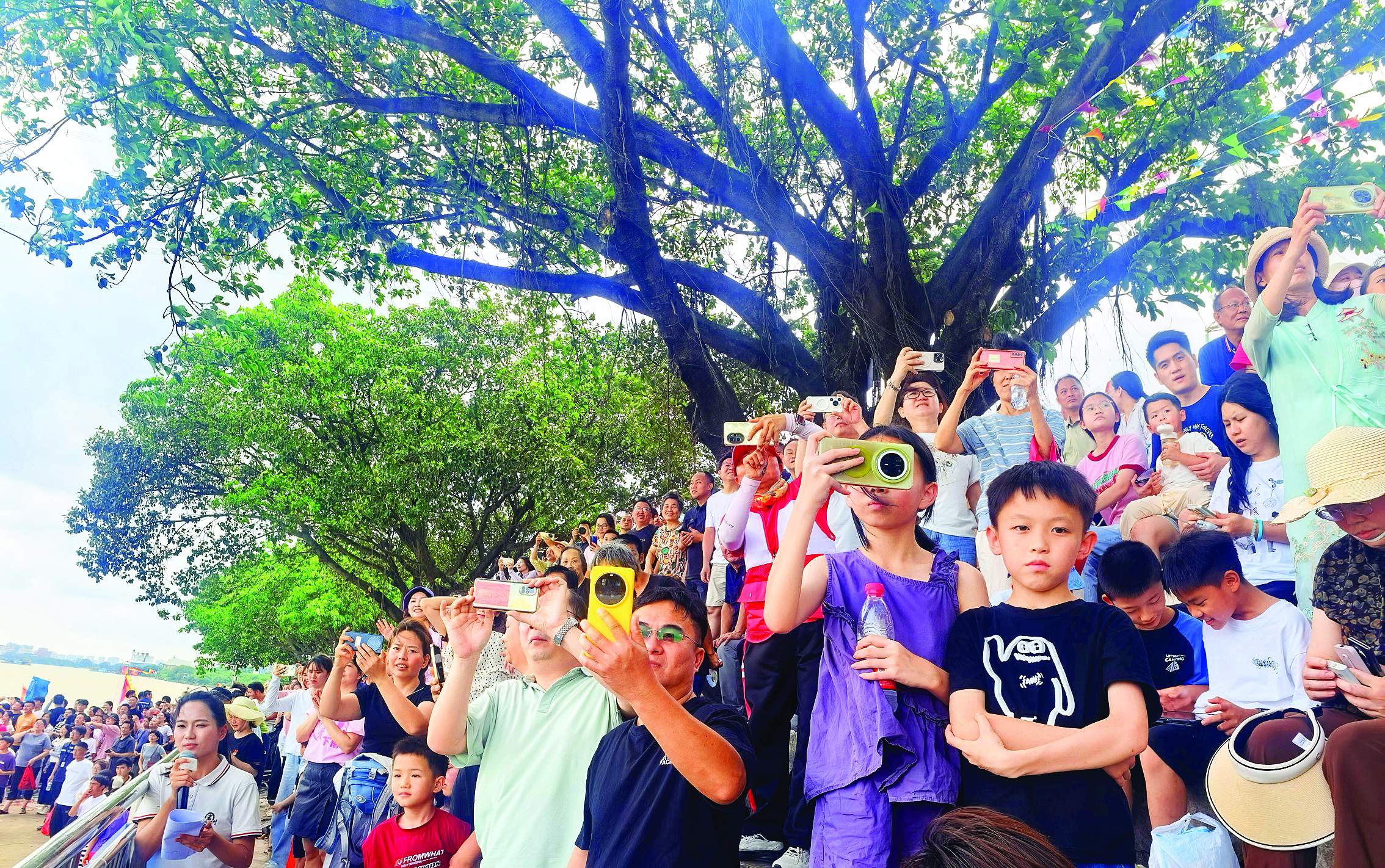    博罗县园洲镇龙舟友谊竞渡展演引来大批市民游客。惠州日报记者钟畅新 摄