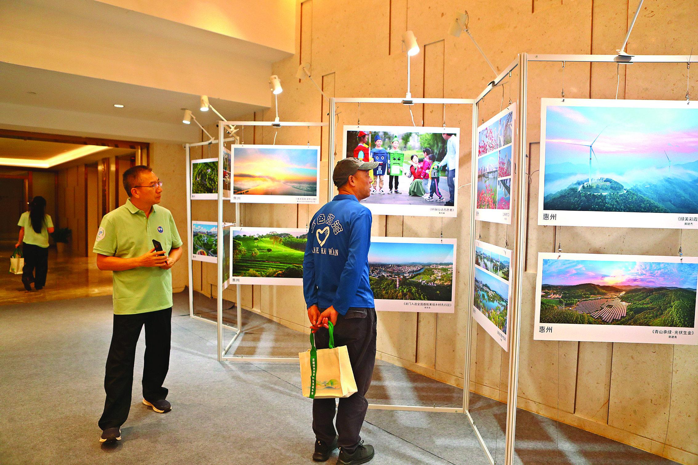     市民在观看现场展出的《看见·湾区生态印记》摄影展。惠州日报记者钟畅新 摄