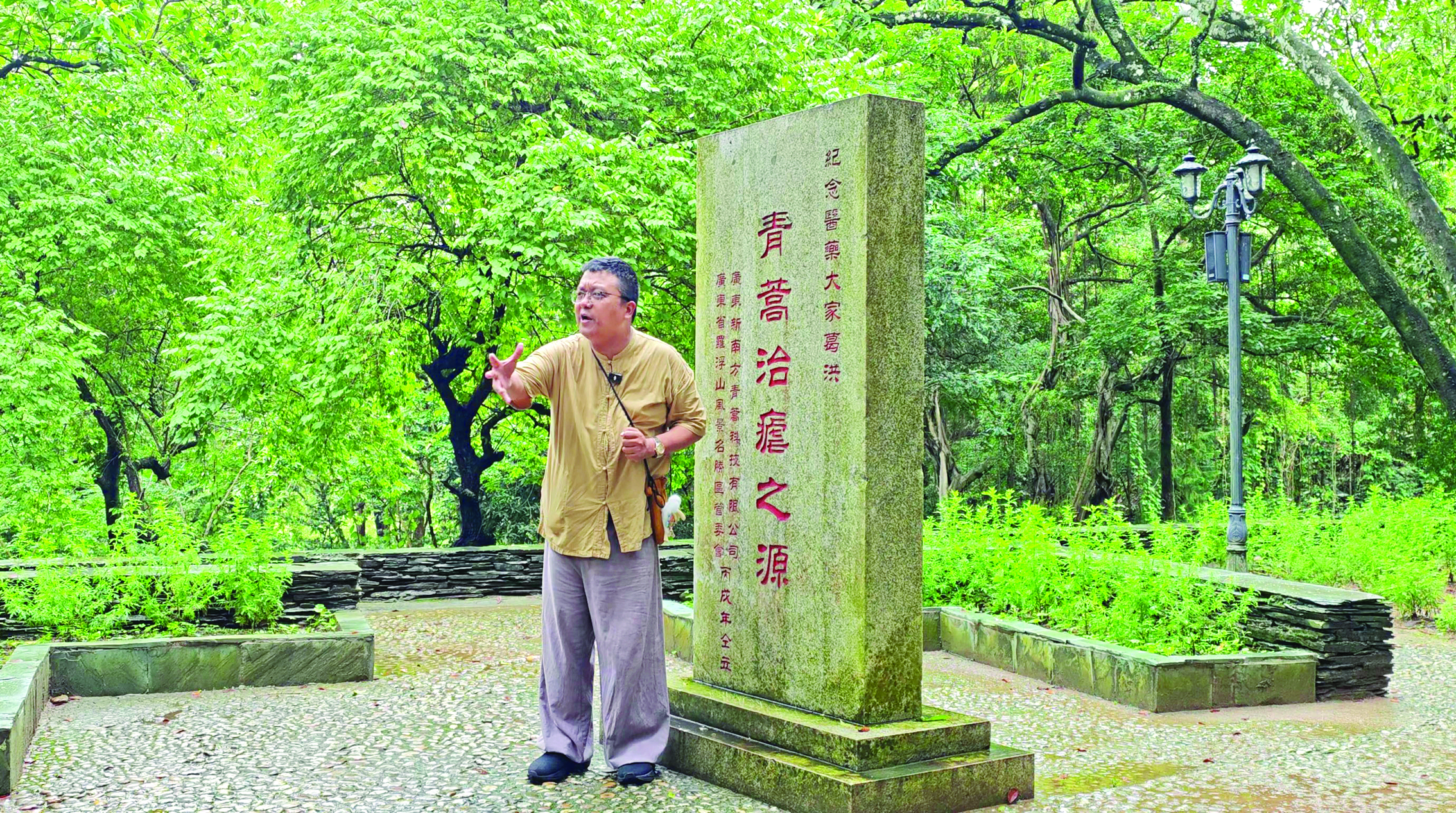     “小黑诸鸣”在罗浮山青蒿园录制视频。惠州日报记者杨建业 摄
