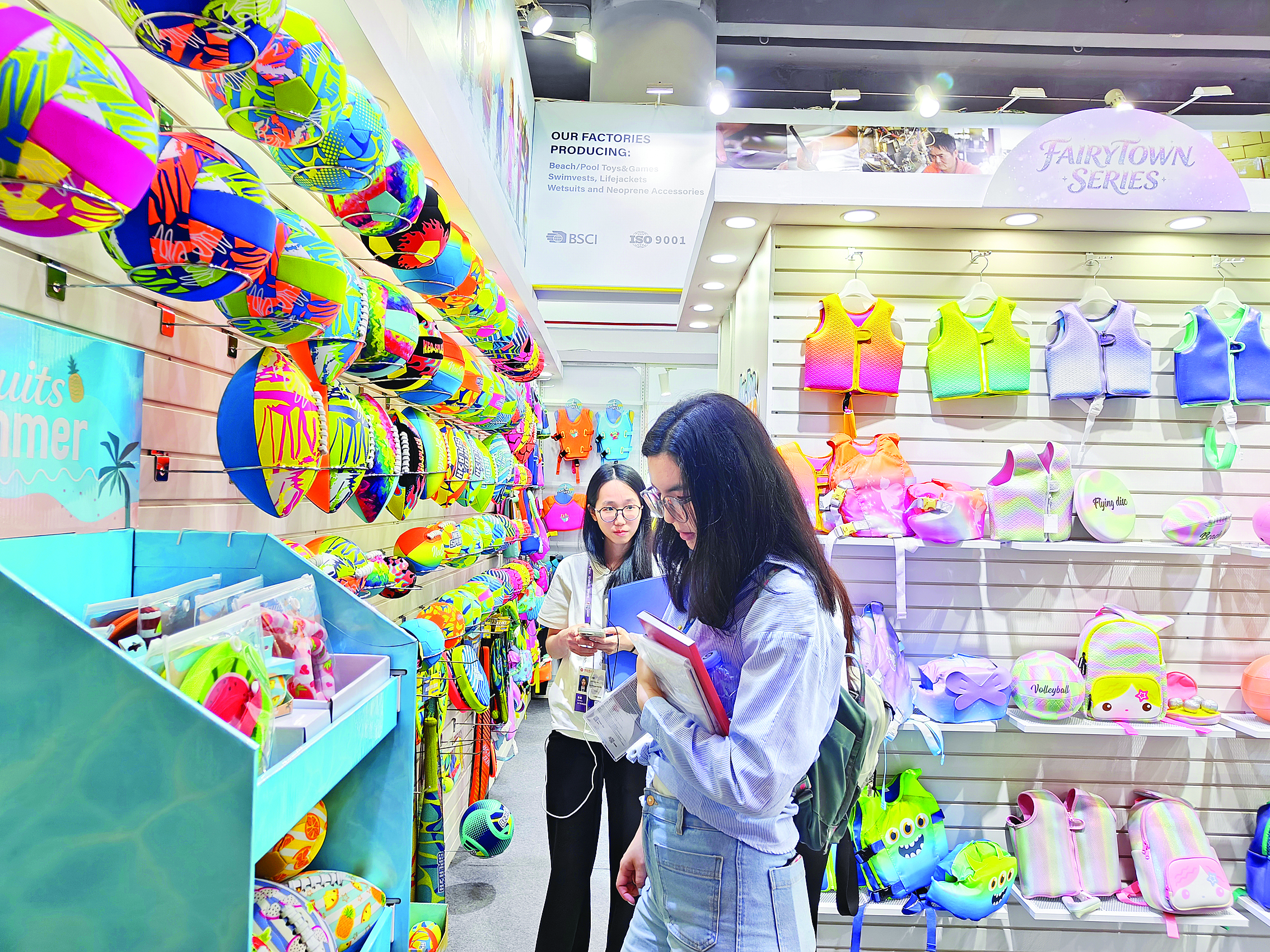     客商在桦岭公司了解水上运动休闲产品。