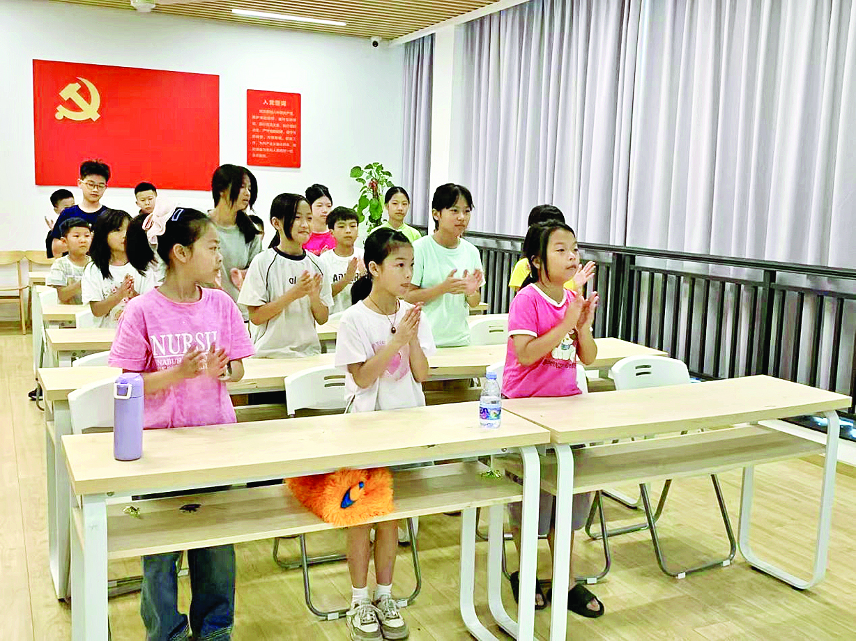     龙华镇依托乡村少年宫关爱孩子成长。
