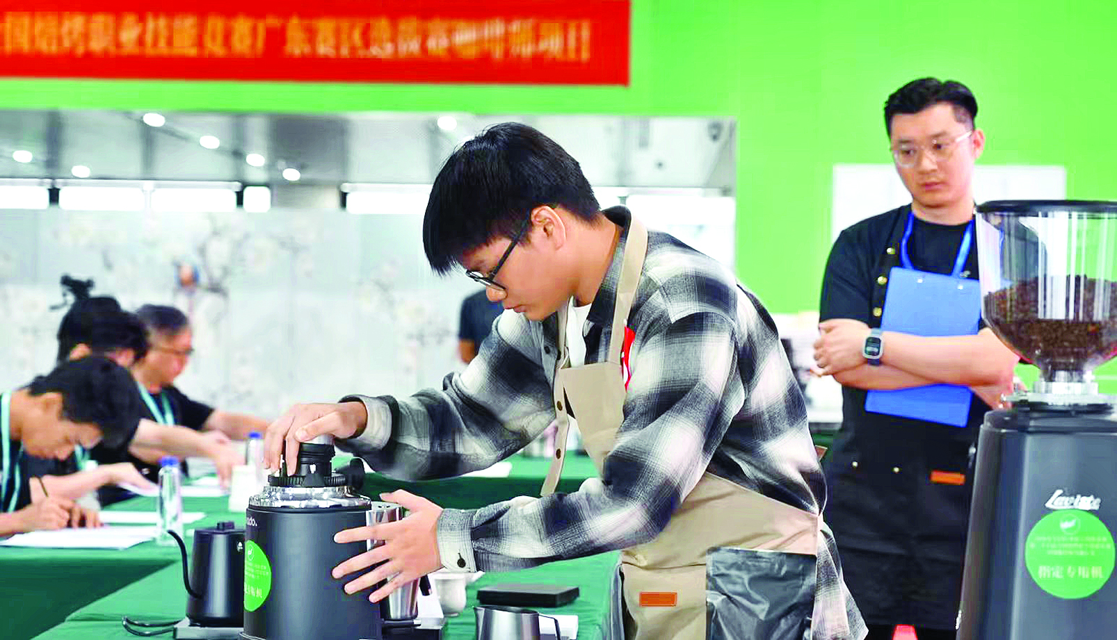     选手在制作咖啡。惠州日报记者卢泓宇 摄