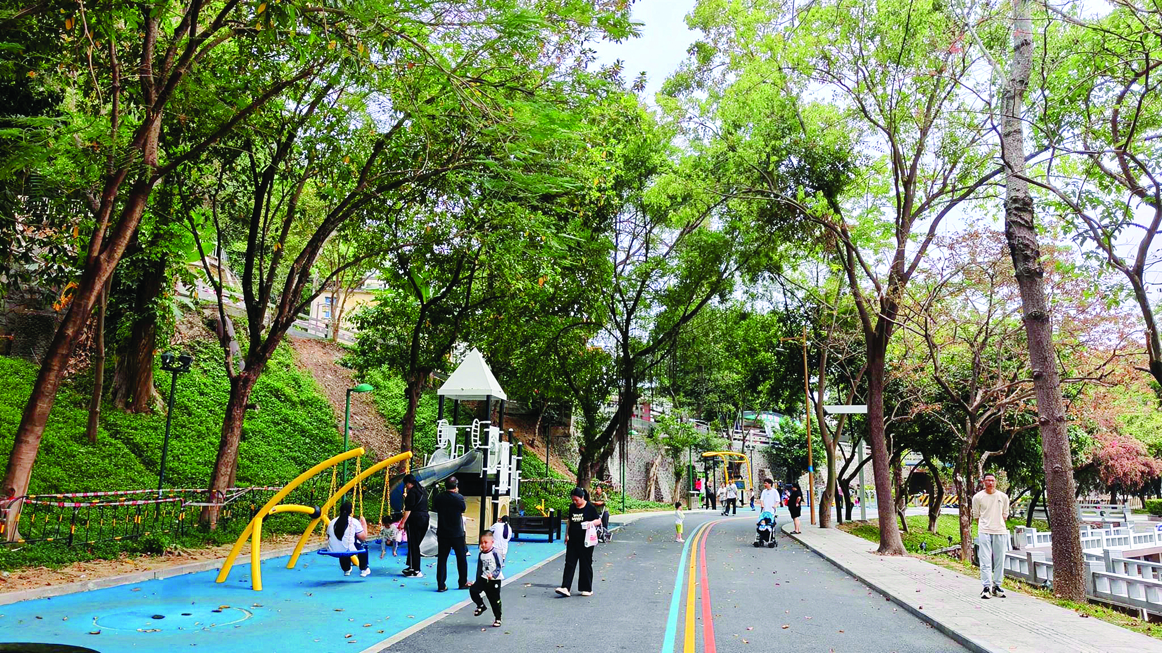     博罗罗阳东山路（葫芦岭段）完成改造后变身成为集儿童游乐、成人健身、休闲漫步于一体的综合性休闲空间。    惠州日报记者李燕文 摄