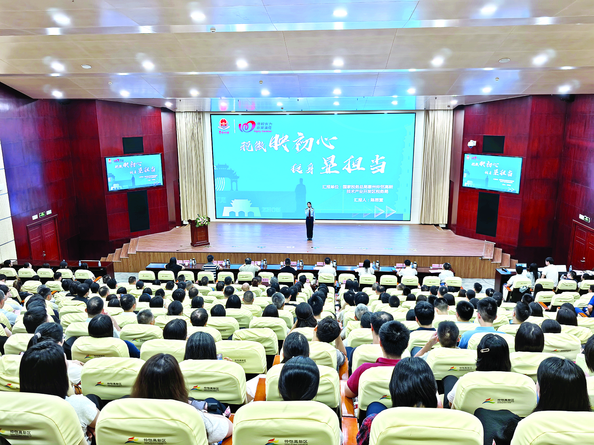     参赛选手立足岗位，讲述身边故事。 惠州日报记者钟玮 摄