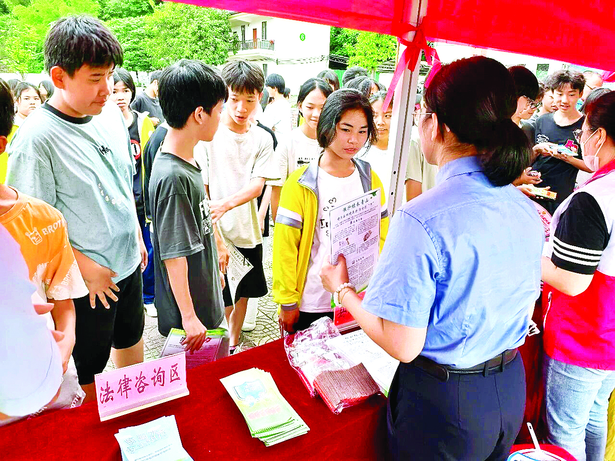     普法宣讲活动走进左潭学校。    惠州日报记者黄宇翔 通讯员龙教宣 摄