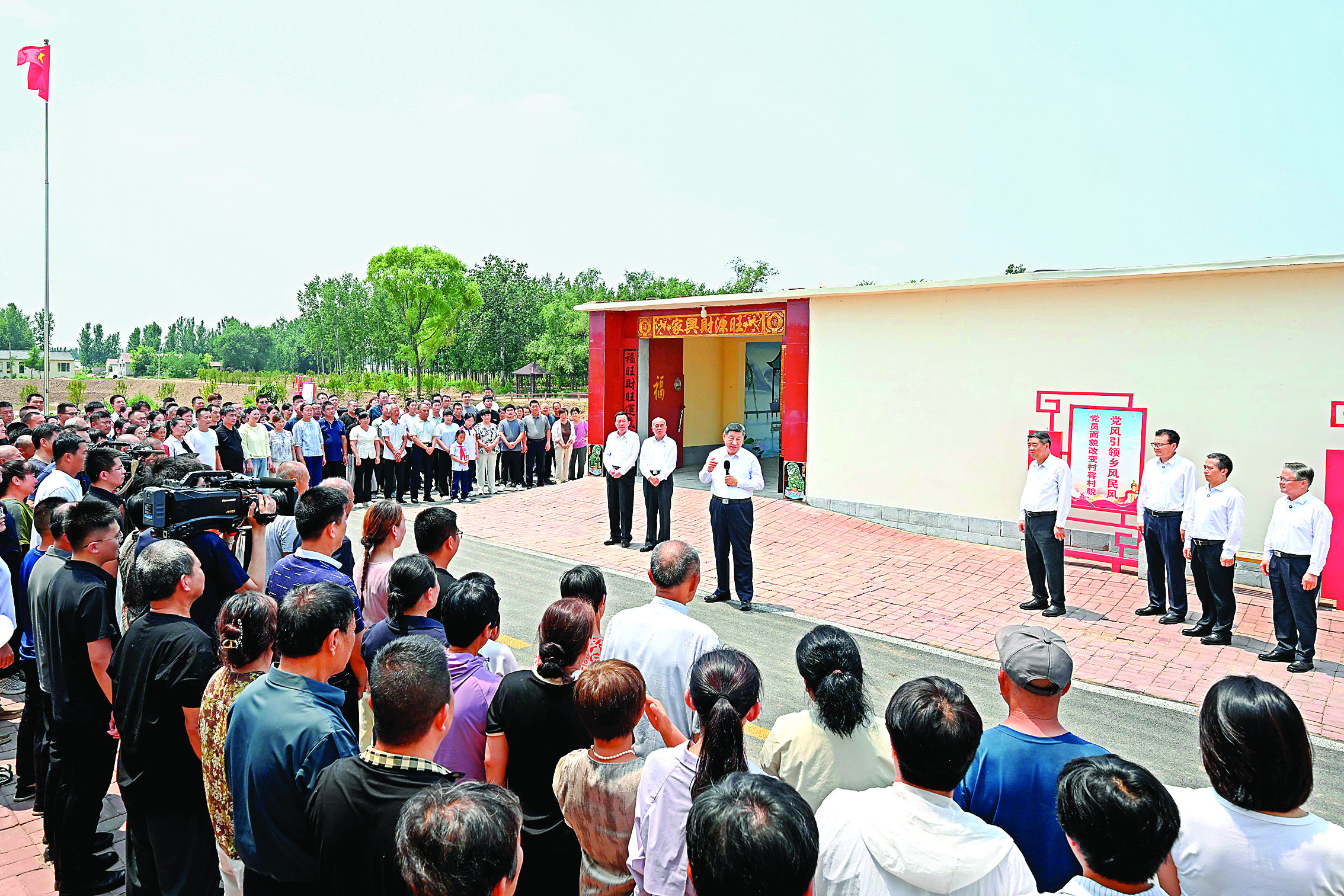     6月24日，中共中央总书记、国家主席、中央军委主席习近平在山东省德州市考察。这是习近平在陵城区边临镇西于架村，同村民们亲切交流。新华社发