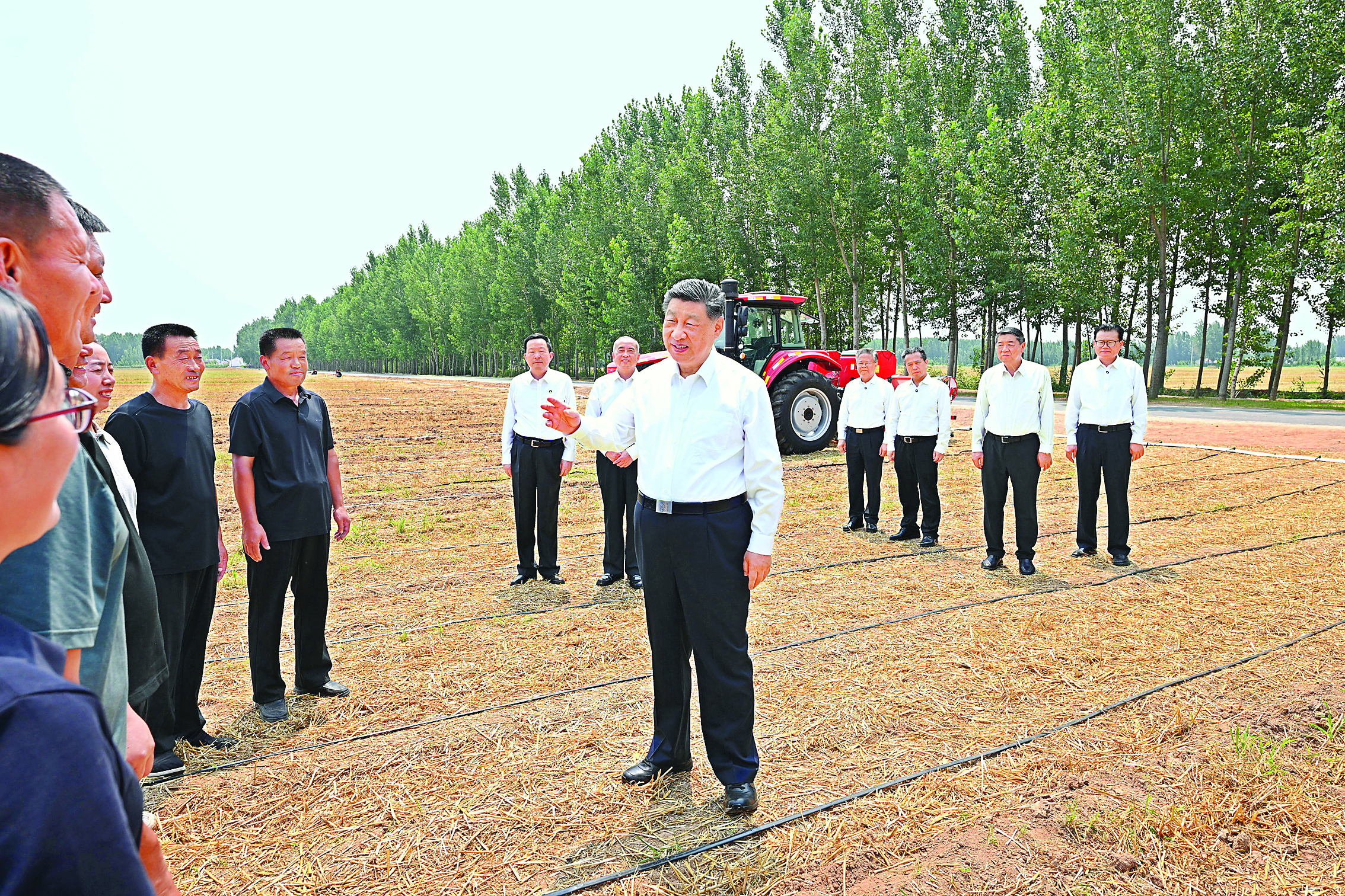     6月24日，中共中央总书记、国家主席、中央军委主席习近平在山东省德州市考察。这是习近平在陵城区边临镇东于架村，走进农田同种粮大户、农机手、农技人员亲切交流。新华社发