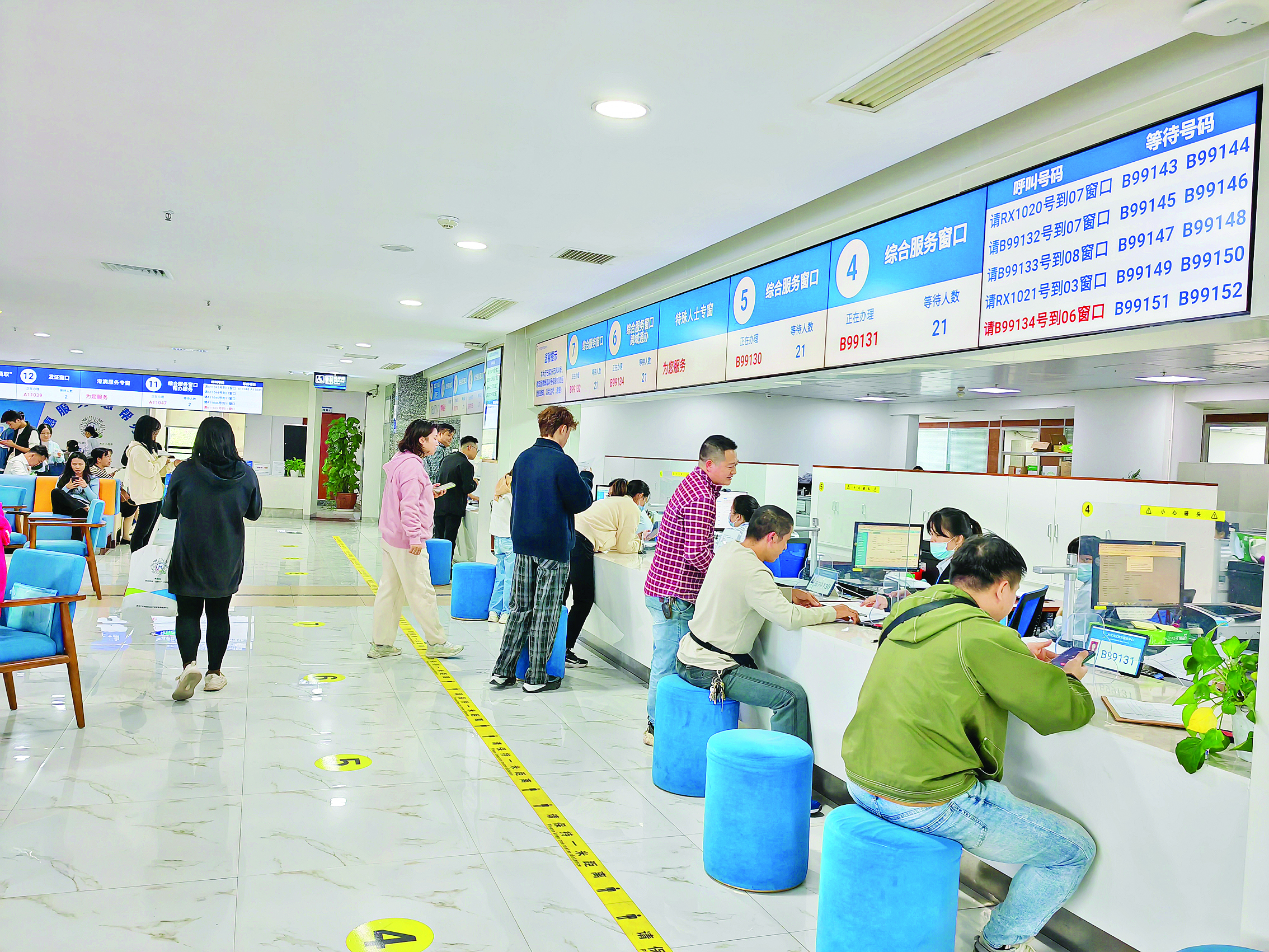     群众在大亚湾政务服务大厅办事。