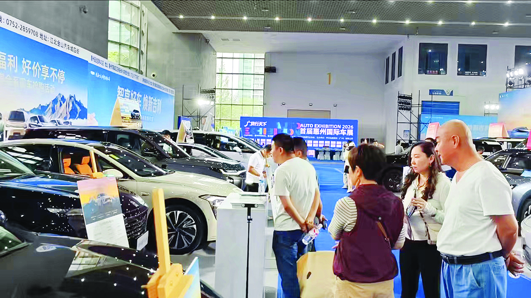     近期举办的多个车展都吸引不少市民到现场选购汽车。惠州日报记者叶丽莎 摄