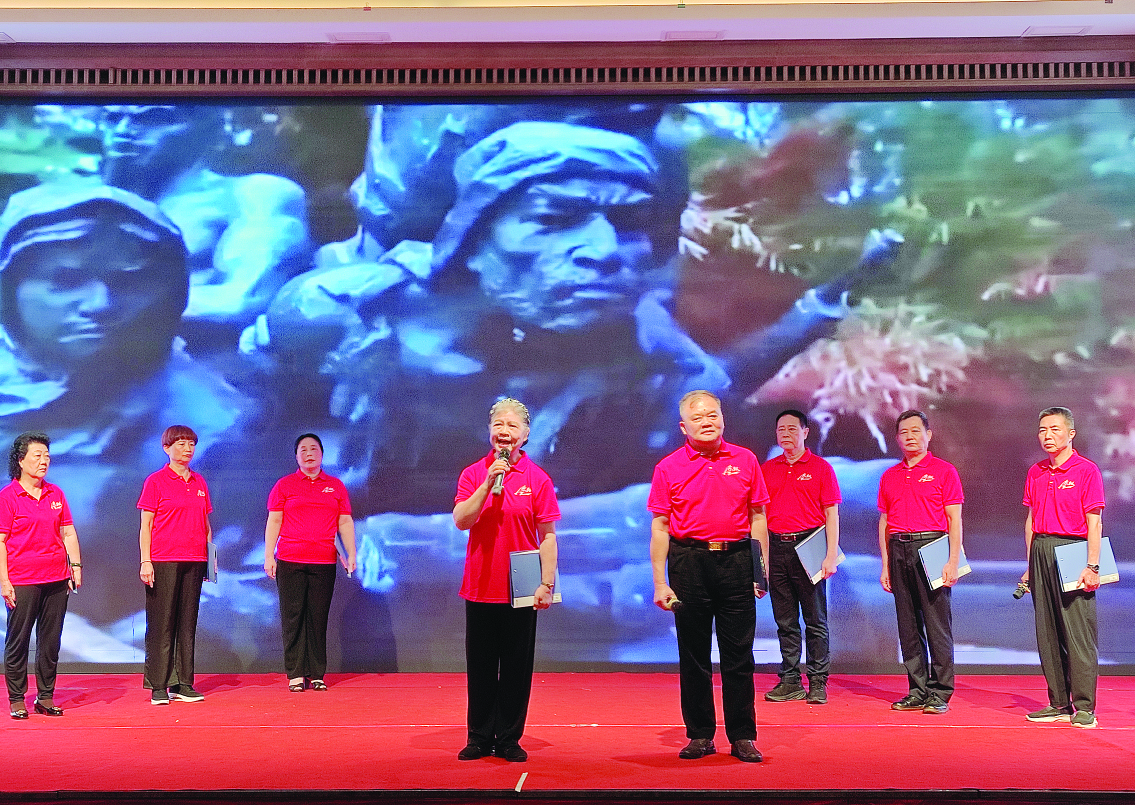     纪念“东江纵队北撤八十周年”文艺联谊活动中，惠州东纵后代表演诗朗诵《东纵北撤》颂。