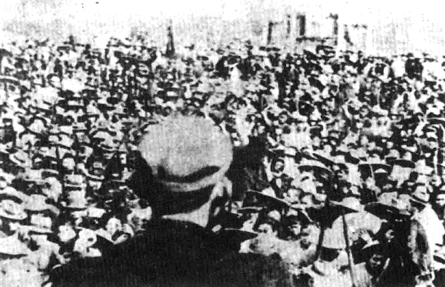     1944年1月，军民庆祝东江纵队成立大会会场。