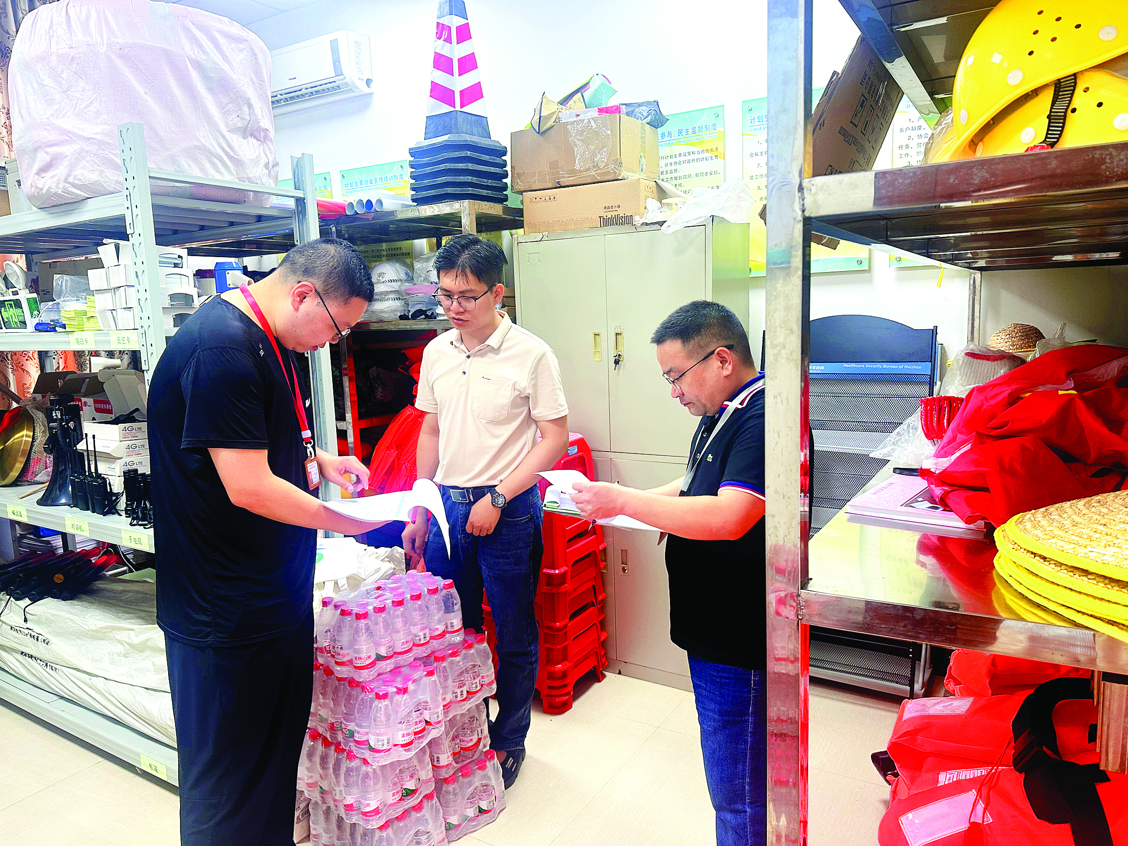     仲恺高新区纪检监察工委工作人员开展防汛工作专项检查，下沉镇街一线抽查防汛物资储备管理情况。