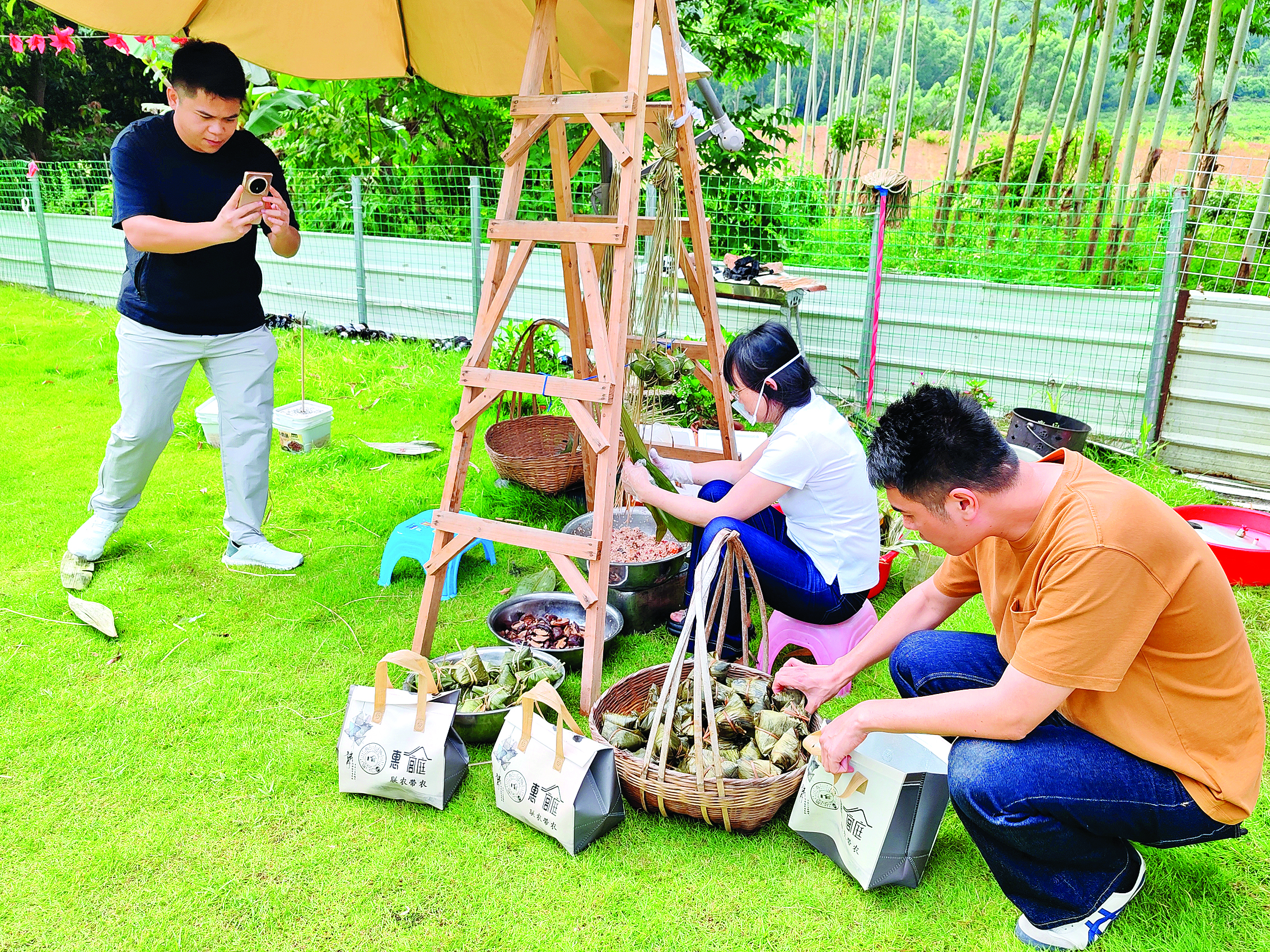     宫庭村村干部拍摄粽子制作视频。宫庭村供图