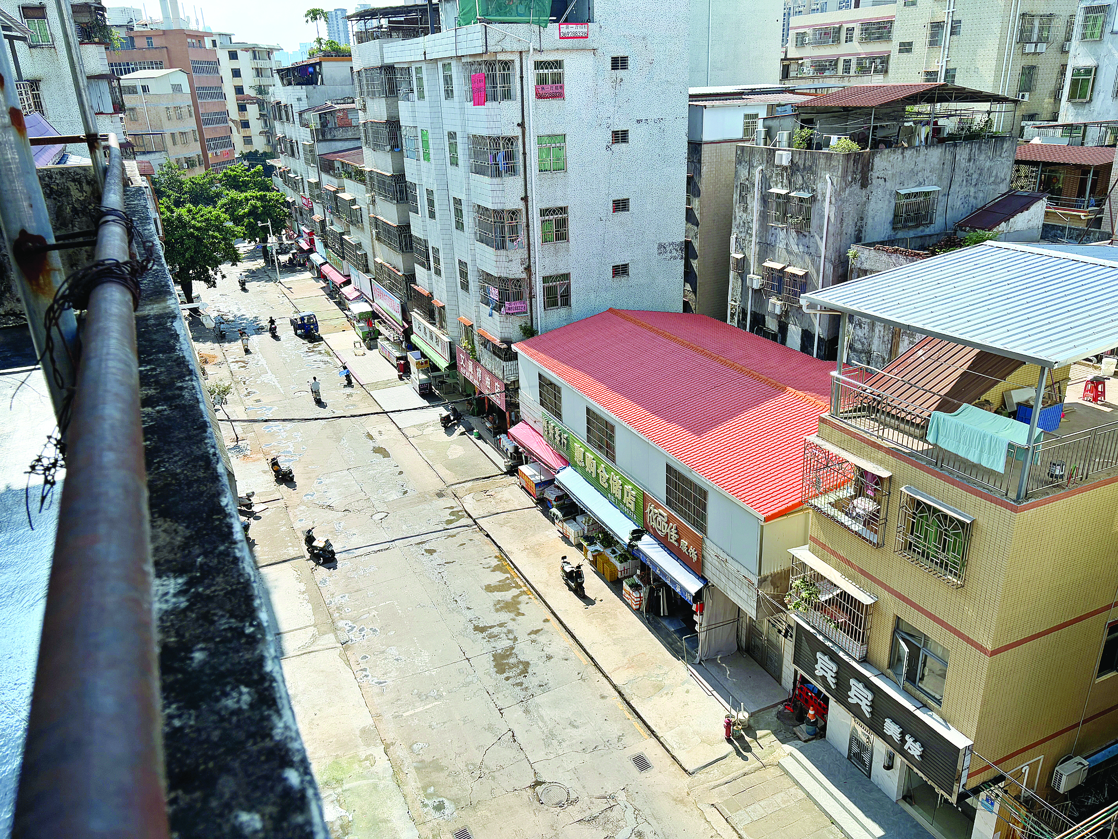    整治后的湖西二路宽敞整洁。