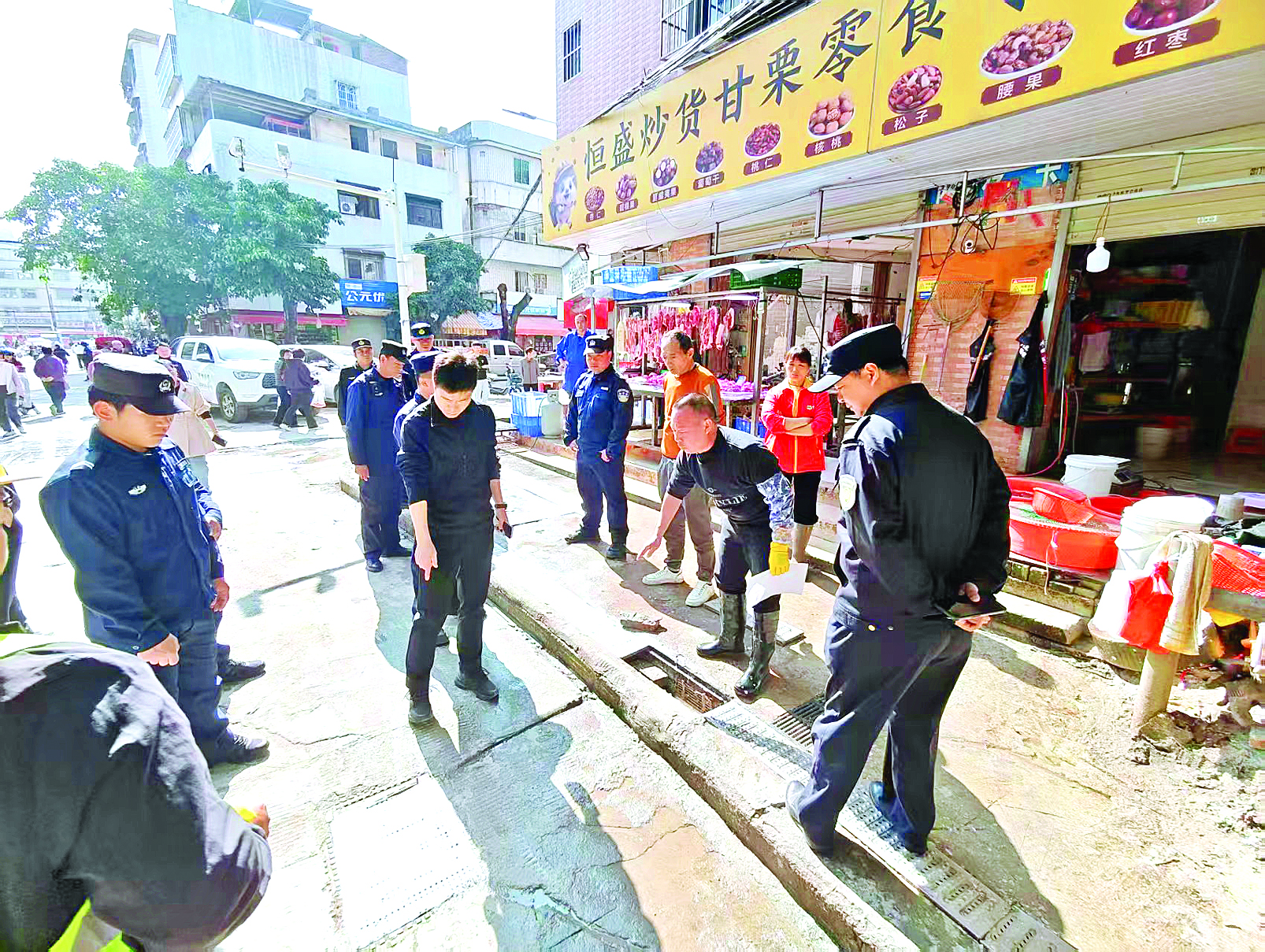     执法人员在湖西二路现场执法。