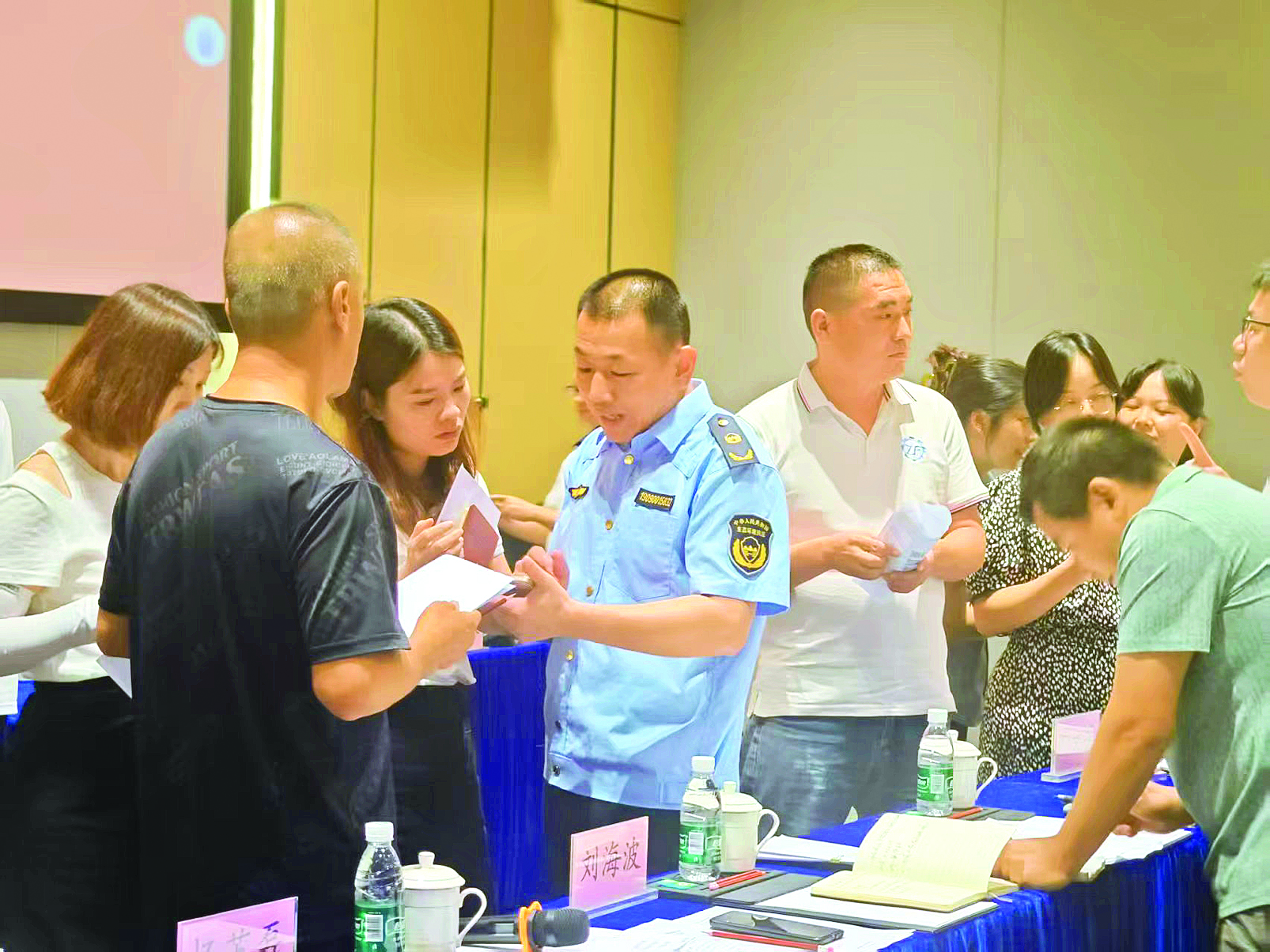     环保服务矩阵小组开展政策宣贯现场答疑。