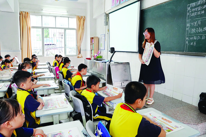     惠州市奖门人慈善基金会向市龙丰学校赠阅90份《小惠同学》，小惠的资深记者还给同学们上了一堂课。    惠州日报记者姜劲宇 摄