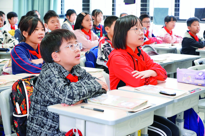     同学们要跟着老师的脚步哦。