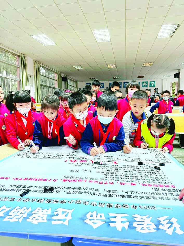     惠州市光彩小学防溺水安全教育。