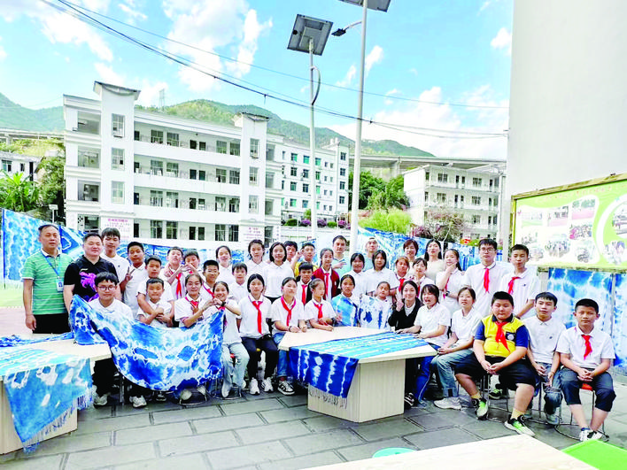     惠州学生体验布依族传统文化——扎染课。