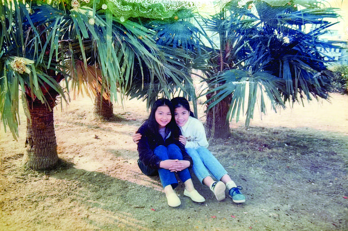     我是惠东县实验小学三（13）班范于恬的妈妈（左一）    这是我读小学五年级时去叶挺纪念馆游玩所拍。那时的我有着长长的头发，拍照时笑得很开心。